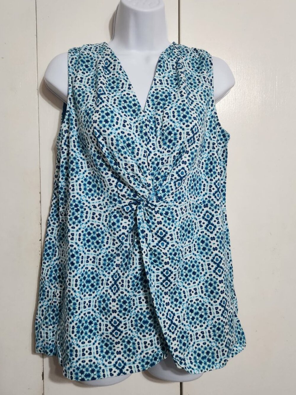 St. John's Bay Top Womens Large Blue Geometric Print Twist Front Sleeveless Tank